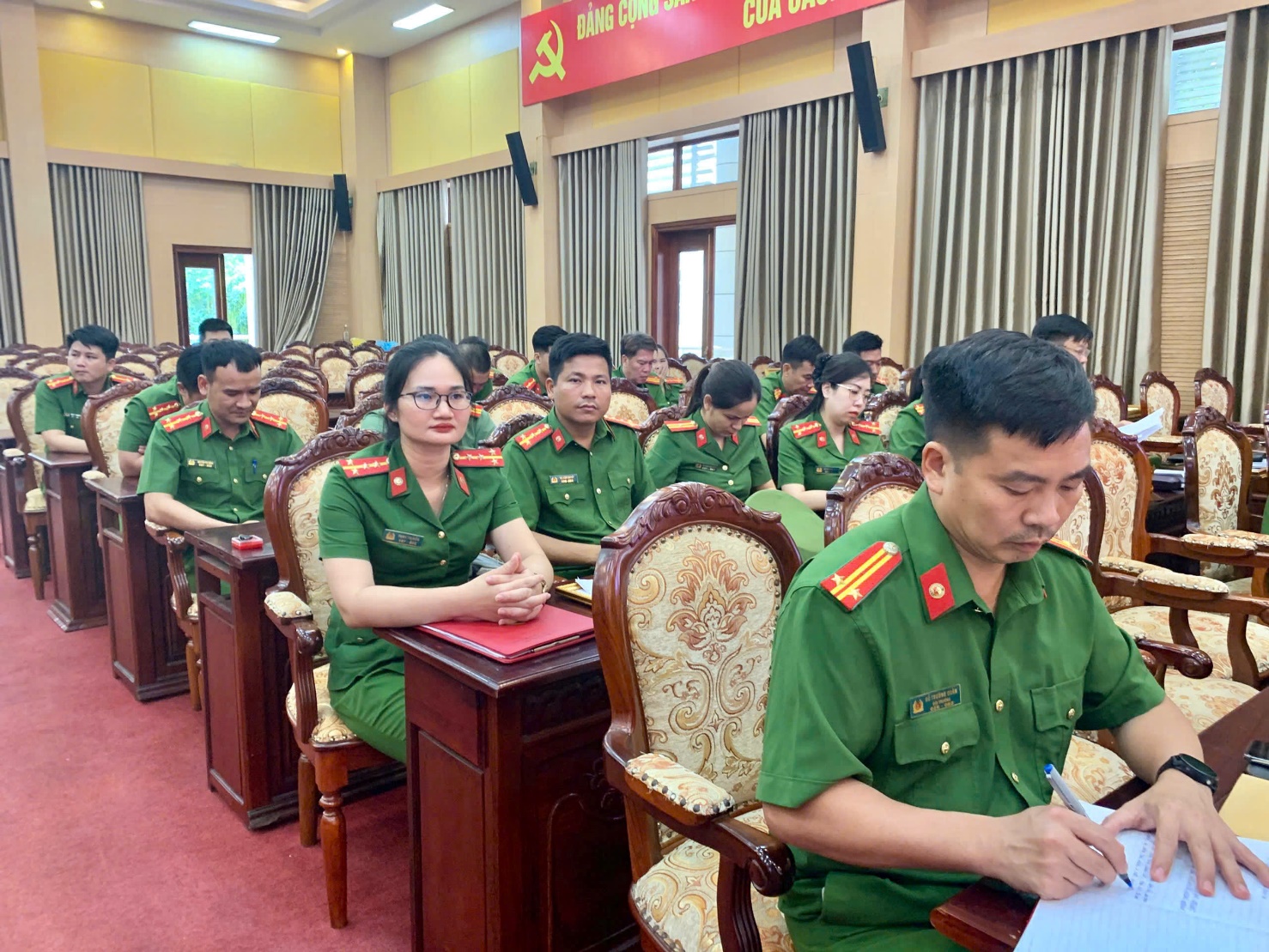 Can bộ, chiến sỹ Công an xã Hoài Đức dự sinh hoạt chính trị đặc biệt “Công an nhân dân rèn đạo đức, luyện tác phong trọng danh dự: Đoàn kết, đổi mới, nêu gương, kỷ cương, trach nhiệm vì nước quên thân, vì dân phục vụ”- Ảnh 4.