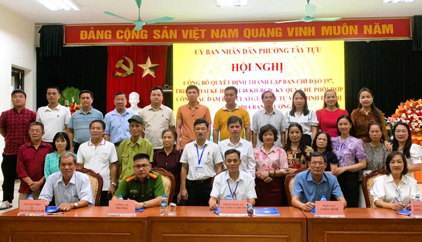 Phường Tây Tựu thành lập Ban chỉ đạo 197 và ký kết Quy chế phối hợp công tác đảm bảo TT ATGT, TTVMĐT, VSMT khu vực trường học- Ảnh 2.