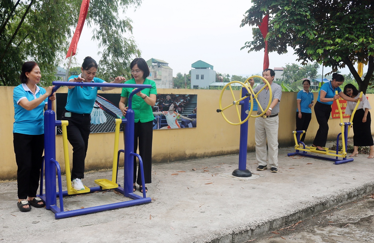 Hội LHPN xã Xuân Mai khánh thành, đưa vào sử dụng công trình sân chơi thể dục thể thao ngoài trời chào mừng Đại hội đại biểu Đảng bộ xã Xuân Mai lần thứ I- Ảnh 2.