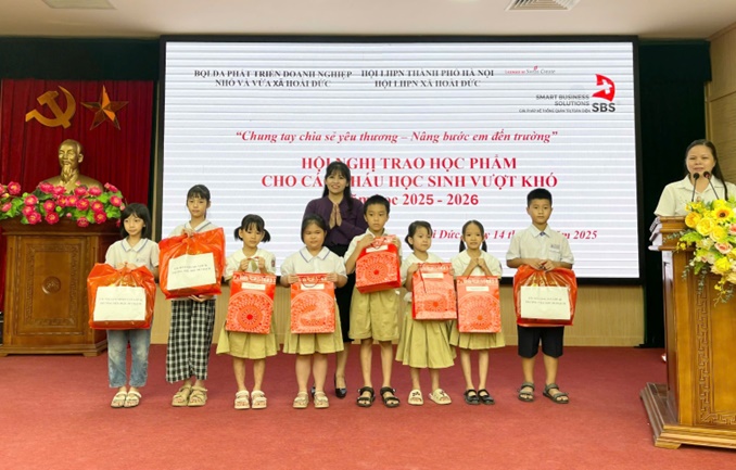 Trao học phẩm cho học sinh vượt khó năm học 2025-2026- Ảnh 6.