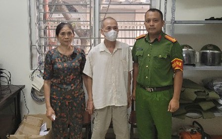Công an phường Kim Liên kịp thời giúp đỡ người đàn ông đi lạc tìm được gia đình