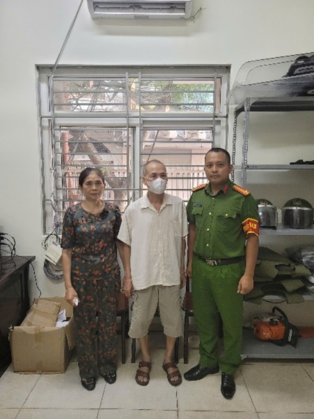 Công an phường Kim Liên kịp thời giúp đỡ người đàn ông đi lạc tìm được gia đình- Ảnh 1.