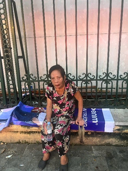 Công an phường Kim Liên kịp thời giúp đỡ người đàn ông đi lạc tìm được gia đình- Ảnh 2.