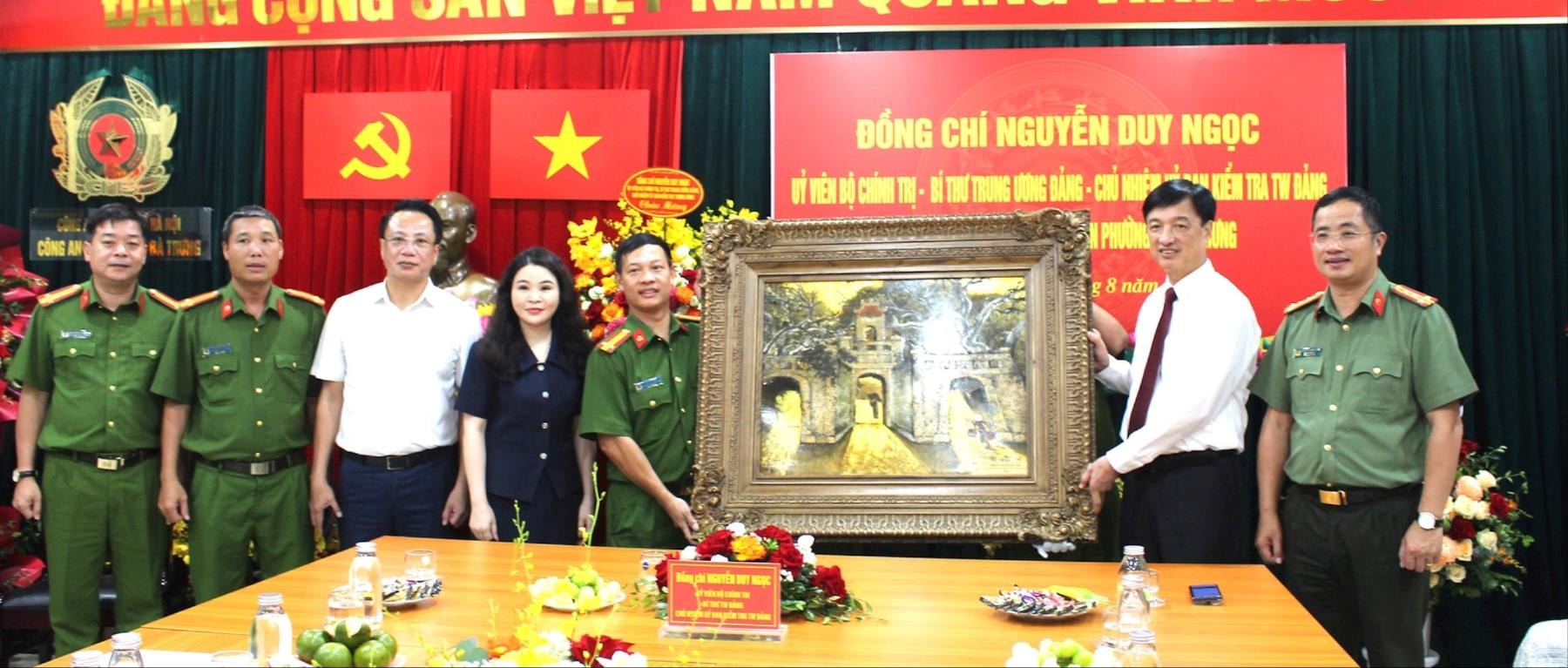 Chủ nhiệm Ủy ban Kiểm tra Trung ương Nguyễn Duy Ngọc thăm, chúc mừng Công an phường Hai Bà Trưng- Ảnh 3.