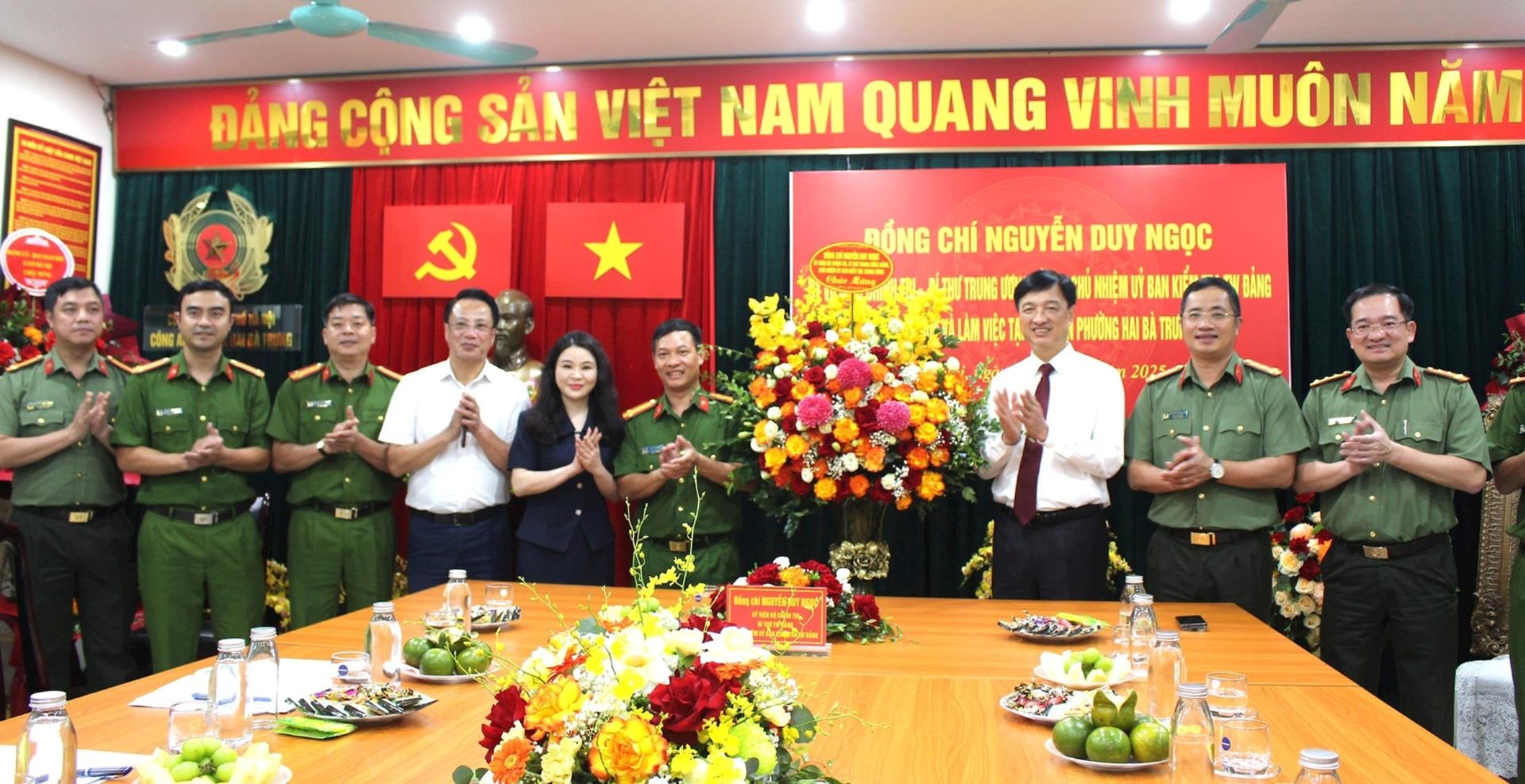 Chủ nhiệm Ủy ban Kiểm tra Trung ương Nguyễn Duy Ngọc thăm, chúc mừng Công an phường Hai Bà Trưng- Ảnh 4.