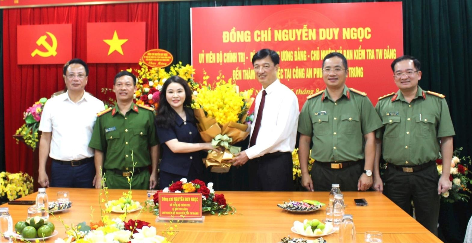 Chủ nhiệm Ủy ban Kiểm tra Trung ương Nguyễn Duy Ngọc thăm, chúc mừng Công an phường Hai Bà Trưng- Ảnh 5.