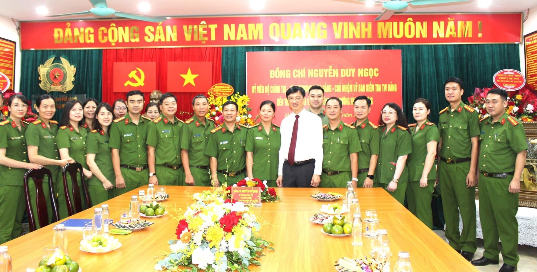 Chủ nhiệm Ủy ban Kiểm tra Trung ương Nguyễn Duy Ngọc thăm, chúc mừng Công an phường Hai Bà Trưng- Ảnh 6.
