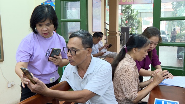 Đồng chí Đồng Thị Nga-UV BTV, Phó Chủ tịch UBND xã Hoài Đức thăm, kiểm tra 05 điểm Bình dân học vụ số lưu động- Ảnh 8.