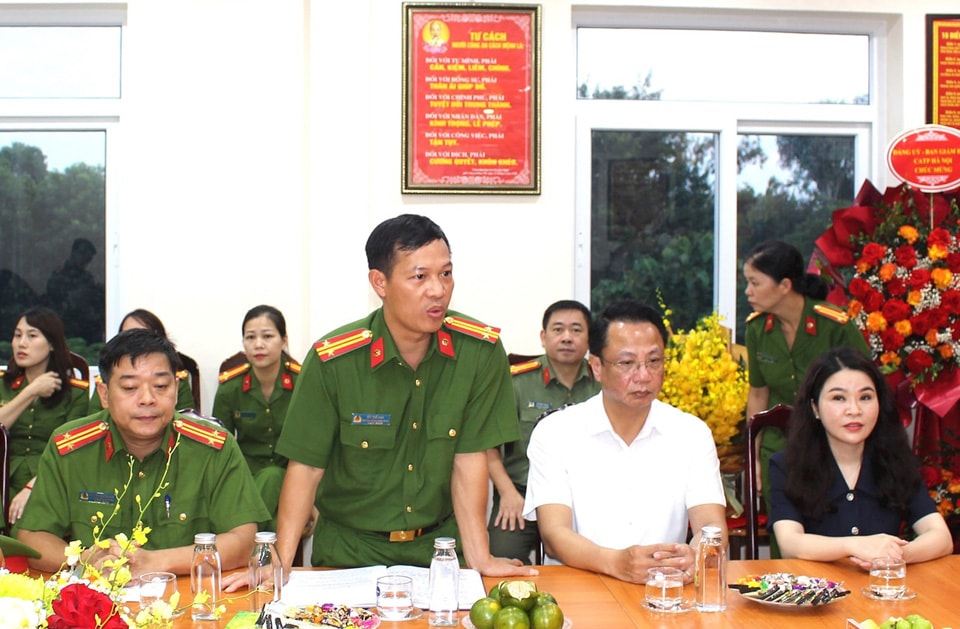 Chủ nhiệm Ủy ban Kiểm tra Trung ương Nguyễn Duy Ngọc thăm, chúc mừng Công an phường Hai Bà Trưng- Ảnh 2.