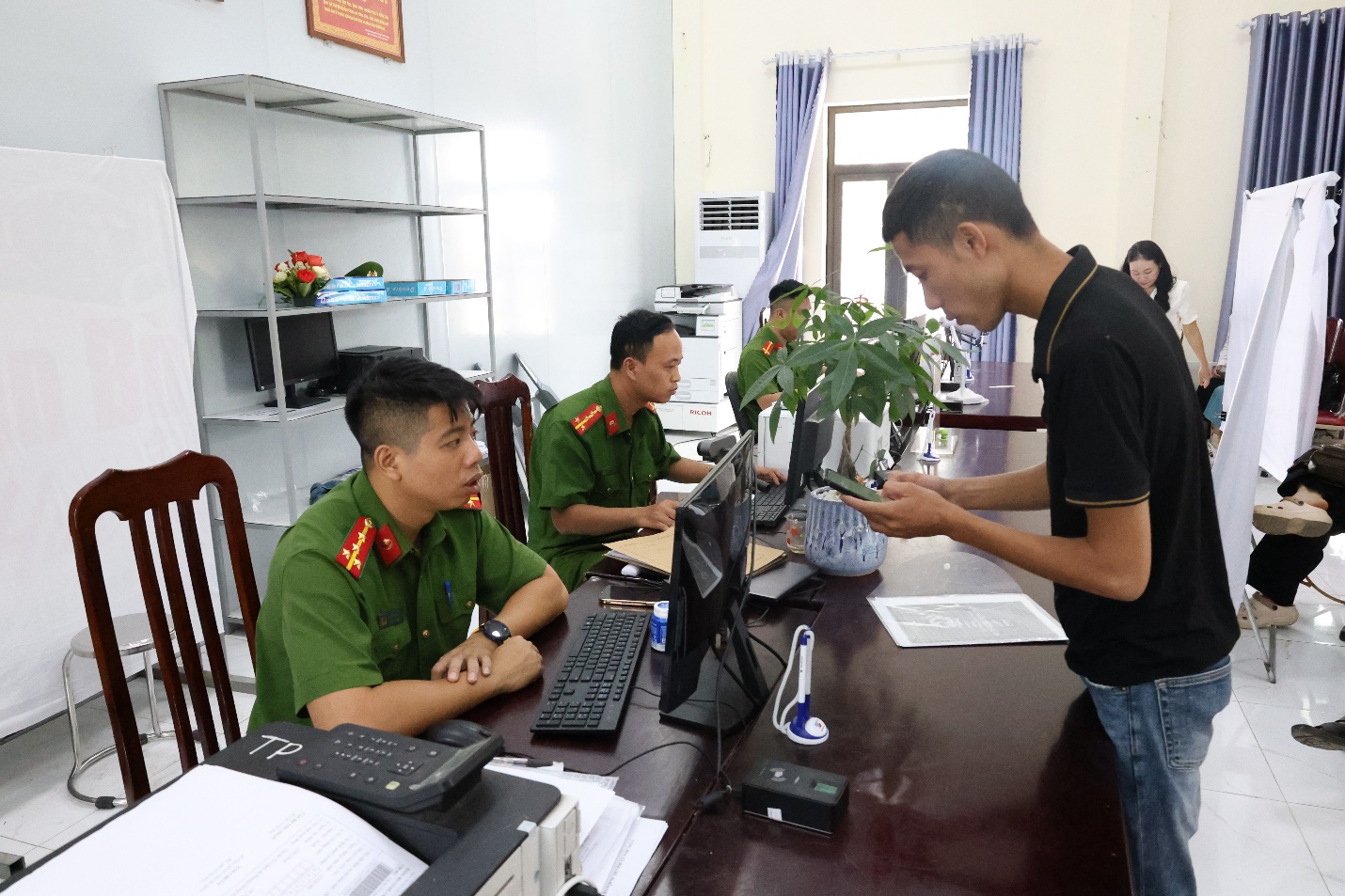 Xã Mê Linh triển khai cấp đổi thẻ Đảng viên- Ảnh 2.