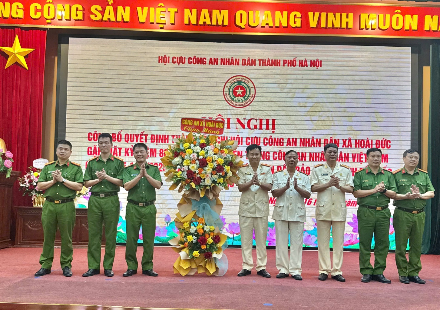 Hoài Đức ra mắt Chi hội Cựu CAND xã và gặp mặt kỷ niệm 80 năm Ngày truyền thống Công an nhân dânViệt Nam 19/8/1945 - 19/8/2025- Ảnh 2.