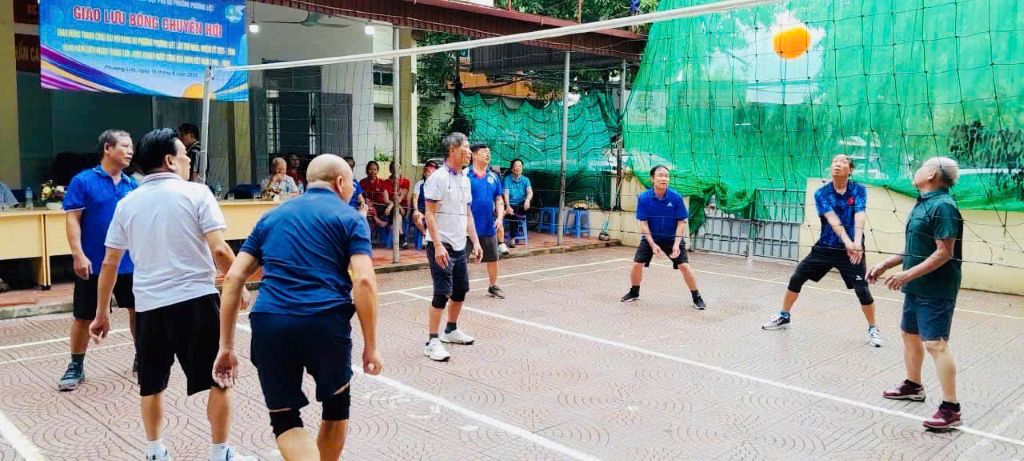 Giao lưu thể thao chào mừng 80 năm Ngày Cách mạng tháng Tám thành công và Quốc Khánh (2/9) giữa các đoàn thể Chính trị - Xã hội phường Phương Liệt- Ảnh 4.