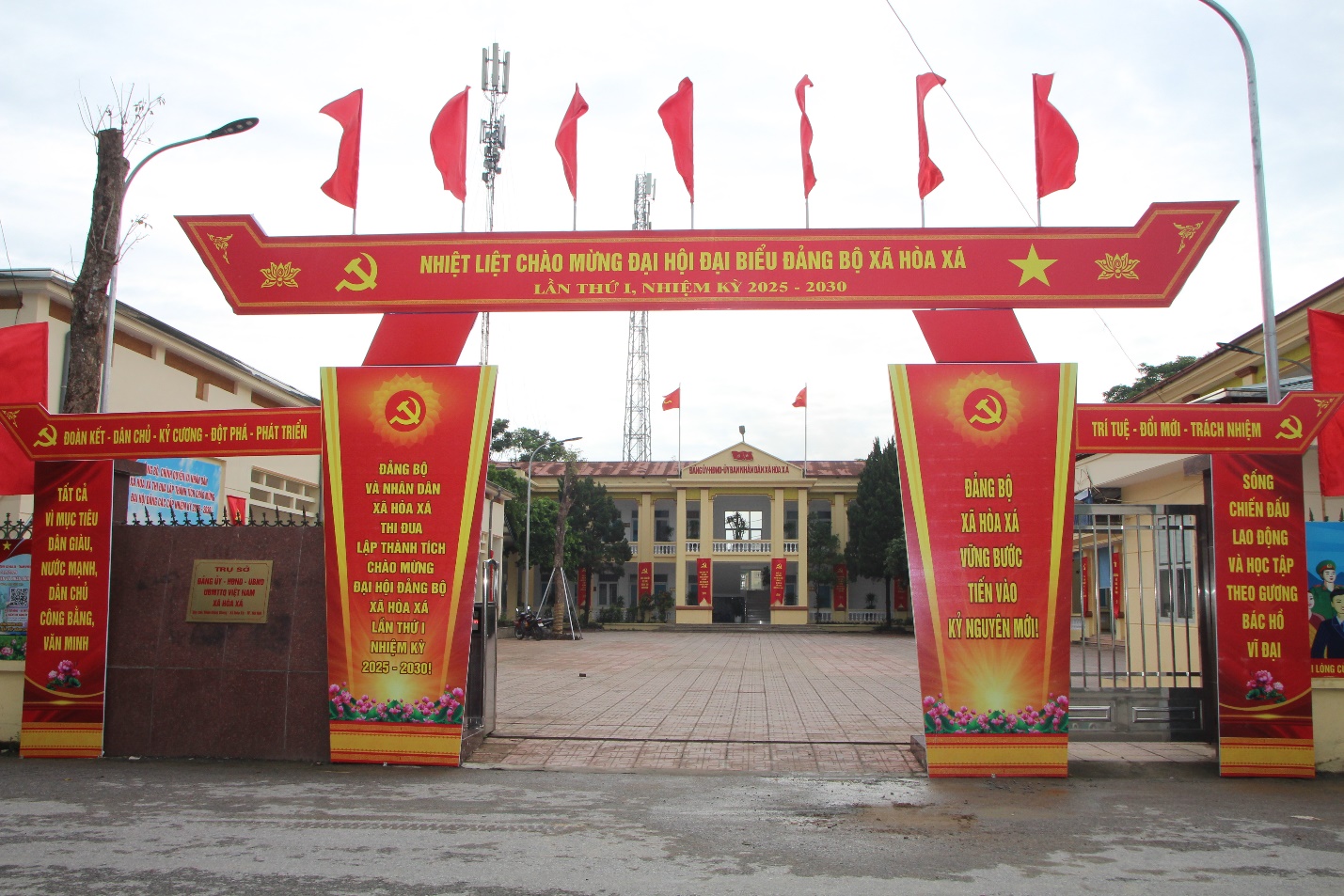Rực rỡ cờ hoa chào mừng Đại hội đại biểu Đảng bộ xã- Ảnh 1.