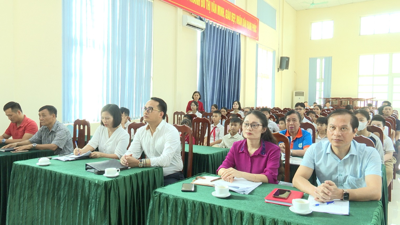 MTTQ xã phối hợp tổ chức trao học phẩm cho học sinh vượt khó nhân dịp chuẩn bị bước vào năm học 2025 - 2030; kết nối cha mẹ đỡ đầu- Ảnh 1.