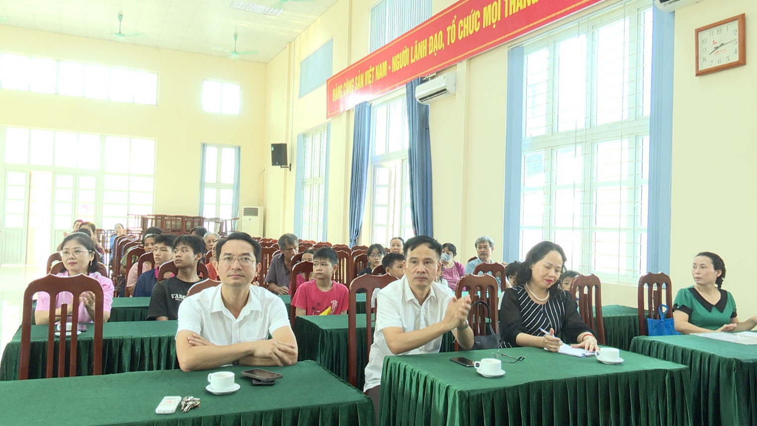 MTTQ xã phối hợp tổ chức trao học phẩm cho học sinh vượt khó nhân dịp chuẩn bị bước vào năm học 2025 - 2030; kết nối cha mẹ đỡ đầu- Ảnh 2.