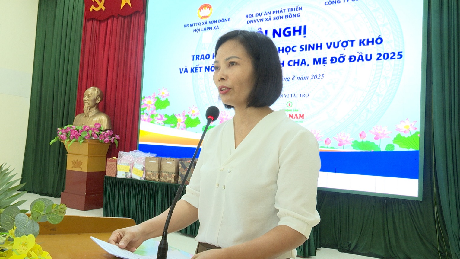 MTTQ xã phối hợp tổ chức trao học phẩm cho học sinh vượt khó nhân dịp chuẩn bị bước vào năm học 2025 - 2030; kết nối cha mẹ đỡ đầu- Ảnh 3.