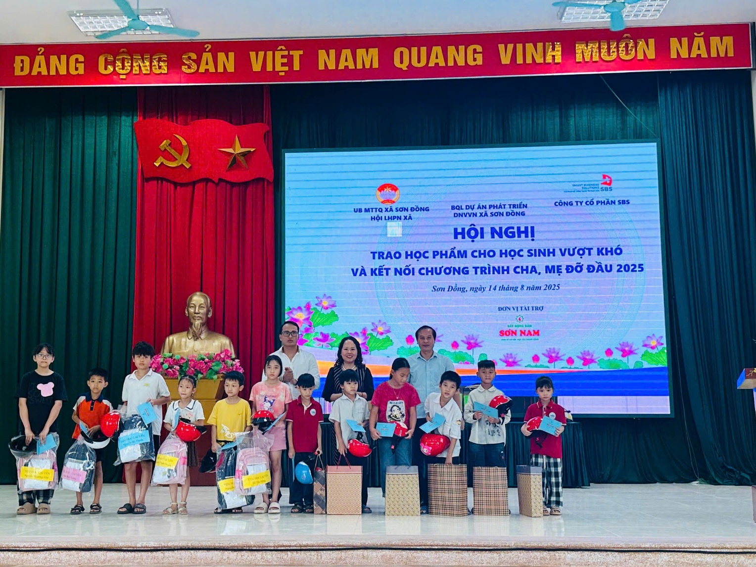 MTTQ xã phối hợp tổ chức trao học phẩm cho học sinh vượt khó nhân dịp chuẩn bị bước vào năm học 2025 - 2030; kết nối cha mẹ đỡ đầu- Ảnh 4.