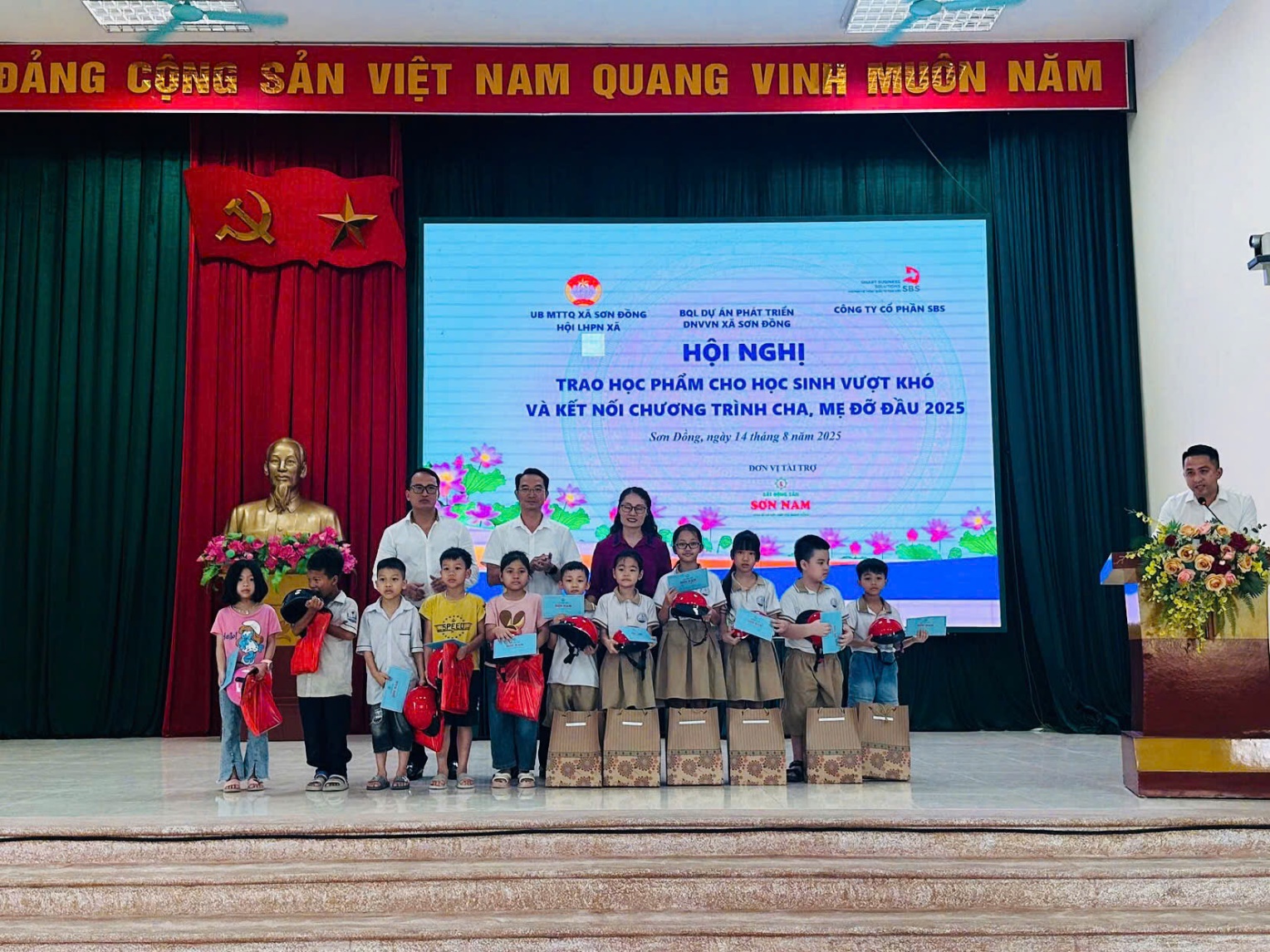 MTTQ xã phối hợp tổ chức trao học phẩm cho học sinh vượt khó nhân dịp chuẩn bị bước vào năm học 2025 - 2030; kết nối cha mẹ đỡ đầu- Ảnh 5.