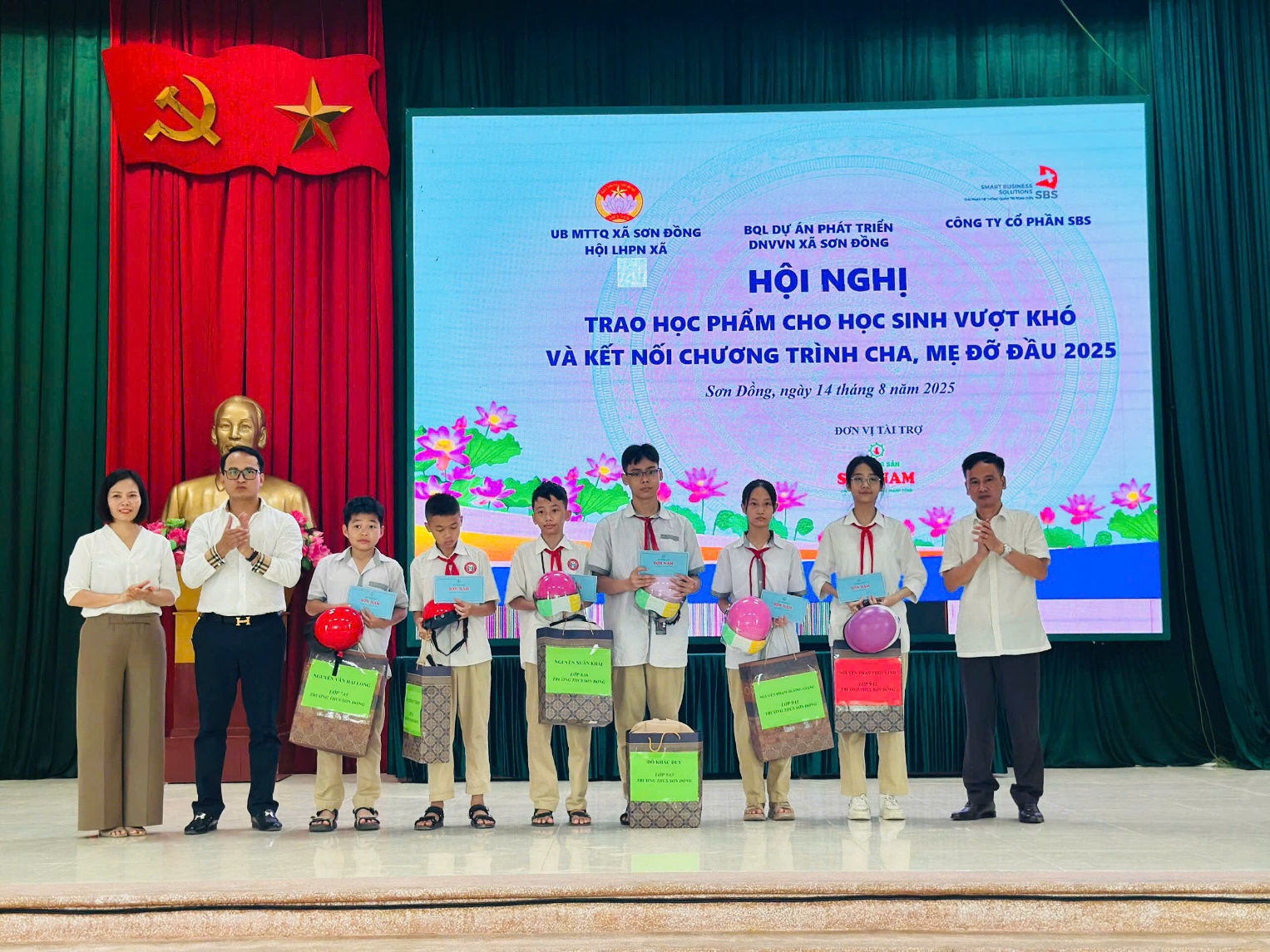 MTTQ xã phối hợp tổ chức trao học phẩm cho học sinh vượt khó nhân dịp chuẩn bị bước vào năm học 2025 - 2030; kết nối cha mẹ đỡ đầu- Ảnh 6.