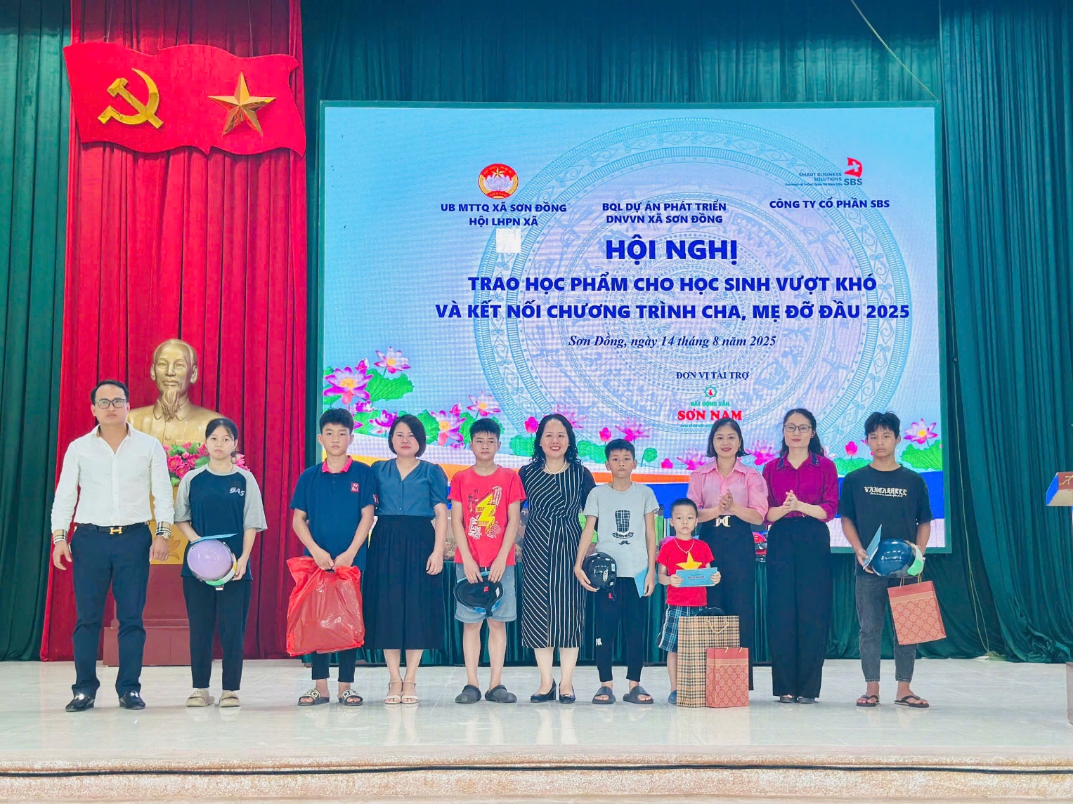 MTTQ xã phối hợp tổ chức trao học phẩm cho học sinh vượt khó nhân dịp chuẩn bị bước vào năm học 2025 - 2030; kết nối cha mẹ đỡ đầu- Ảnh 7.