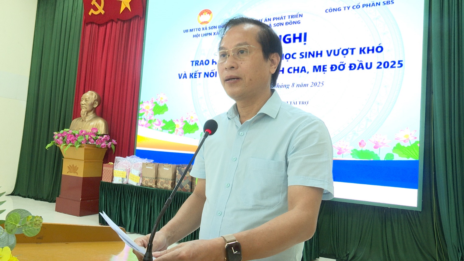 MTTQ xã phối hợp tổ chức trao học phẩm cho học sinh vượt khó nhân dịp chuẩn bị bước vào năm học 2025 - 2030; kết nối cha mẹ đỡ đầu- Ảnh 8.