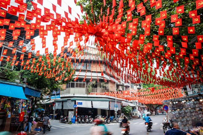 Hà Nội rực sắc cờ hoa chào mừng Cách mạng tháng Tám và Quốc khánh 2-9- Ảnh 1.