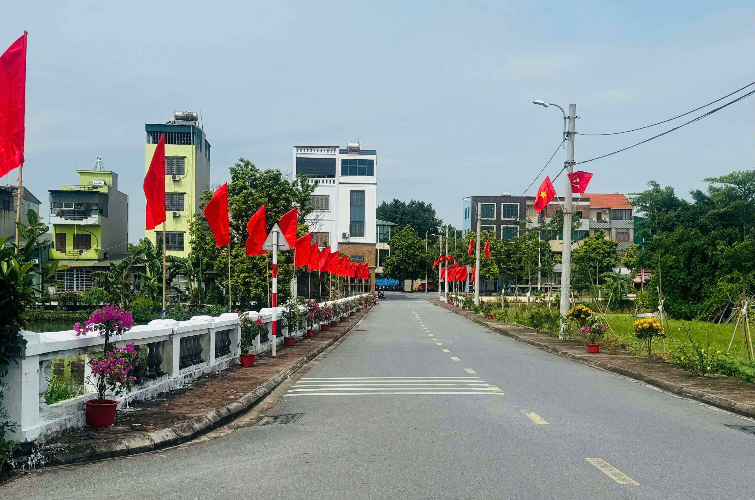 Rực rỡ cờ hoa chào mừng Đại hội Đại biểu Đảng bộ xã Thuận An lần thứ I nhiệm kỳ 2025 - 2030- Ảnh 4.