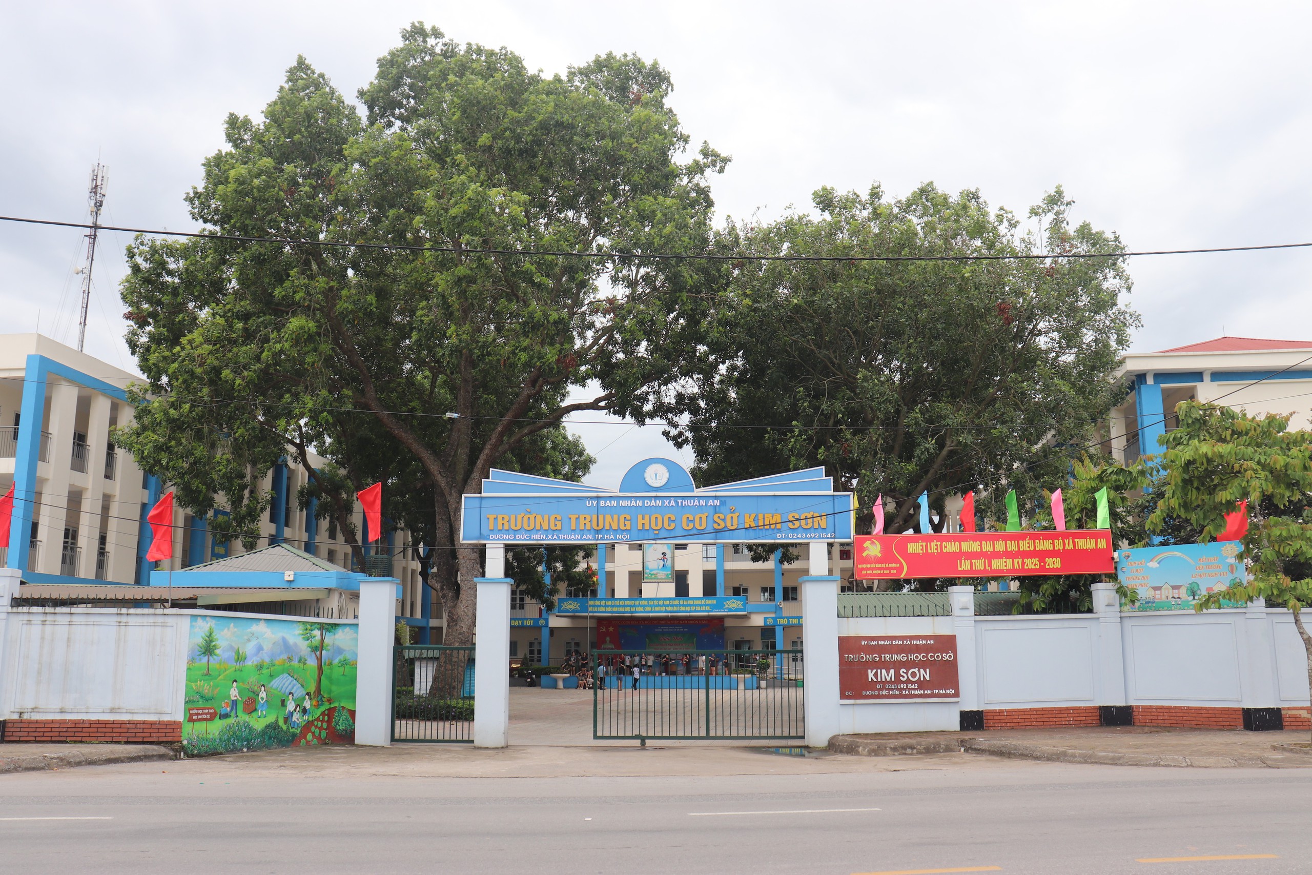 Rực rỡ cờ hoa chào mừng Đại hội Đại biểu Đảng bộ xã Thuận An lần thứ I nhiệm kỳ 2025 - 2030- Ảnh 9.