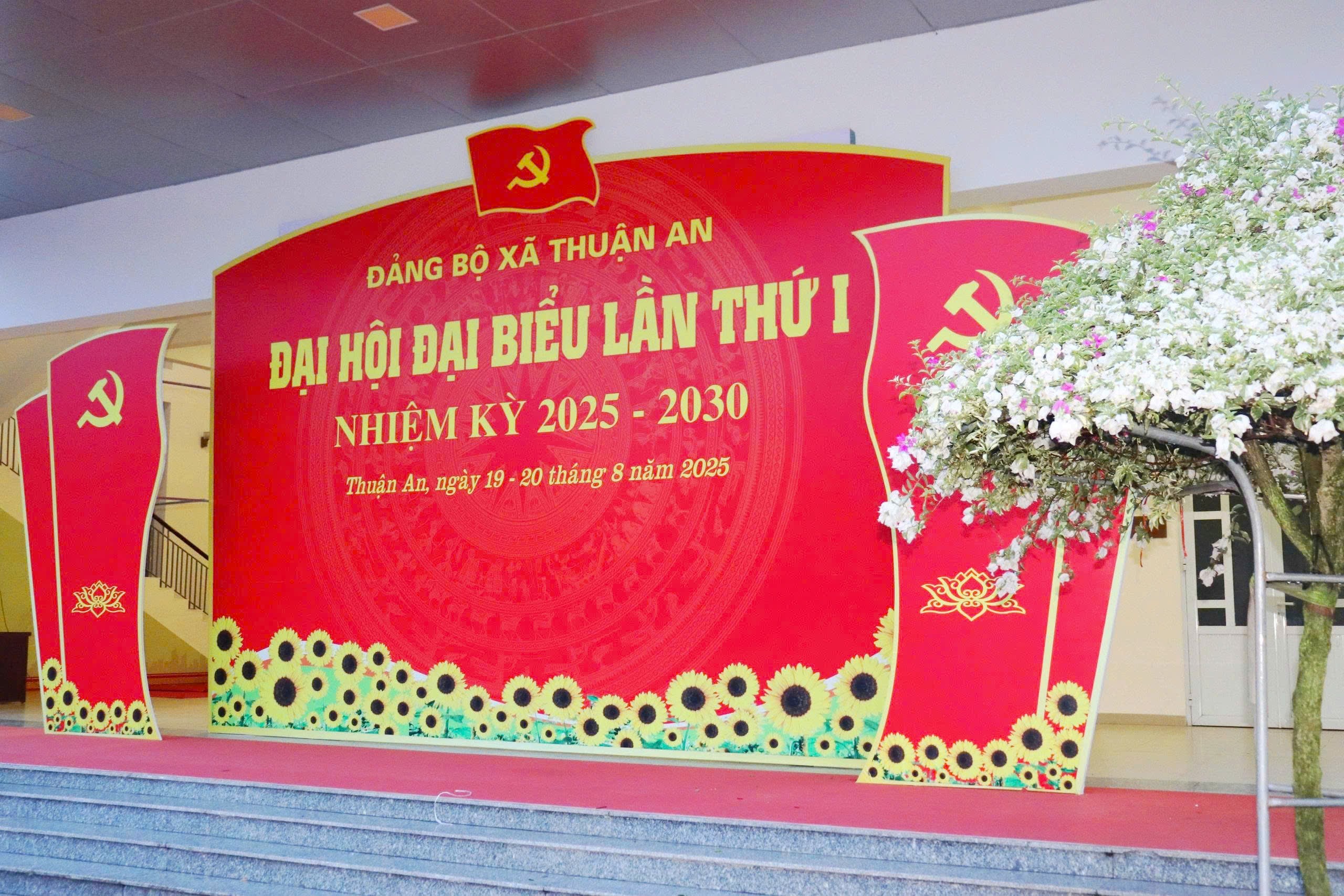 Rực rỡ cờ hoa chào mừng Đại hội Đại biểu Đảng bộ xã Thuận An lần thứ I nhiệm kỳ 2025 - 2030- Ảnh 2.