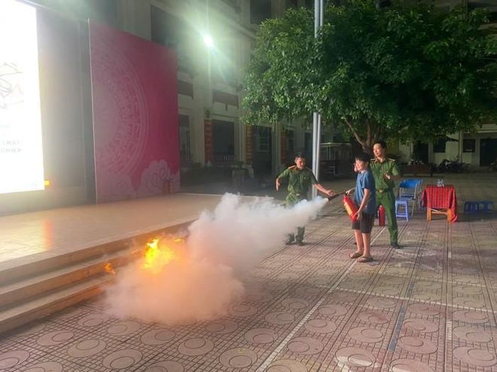 Tuyên truyền, hướng dẫn kỹ năng thoát nạn cho các tổ dân phố tại địa bàn phường Ba Đình- Ảnh 1.