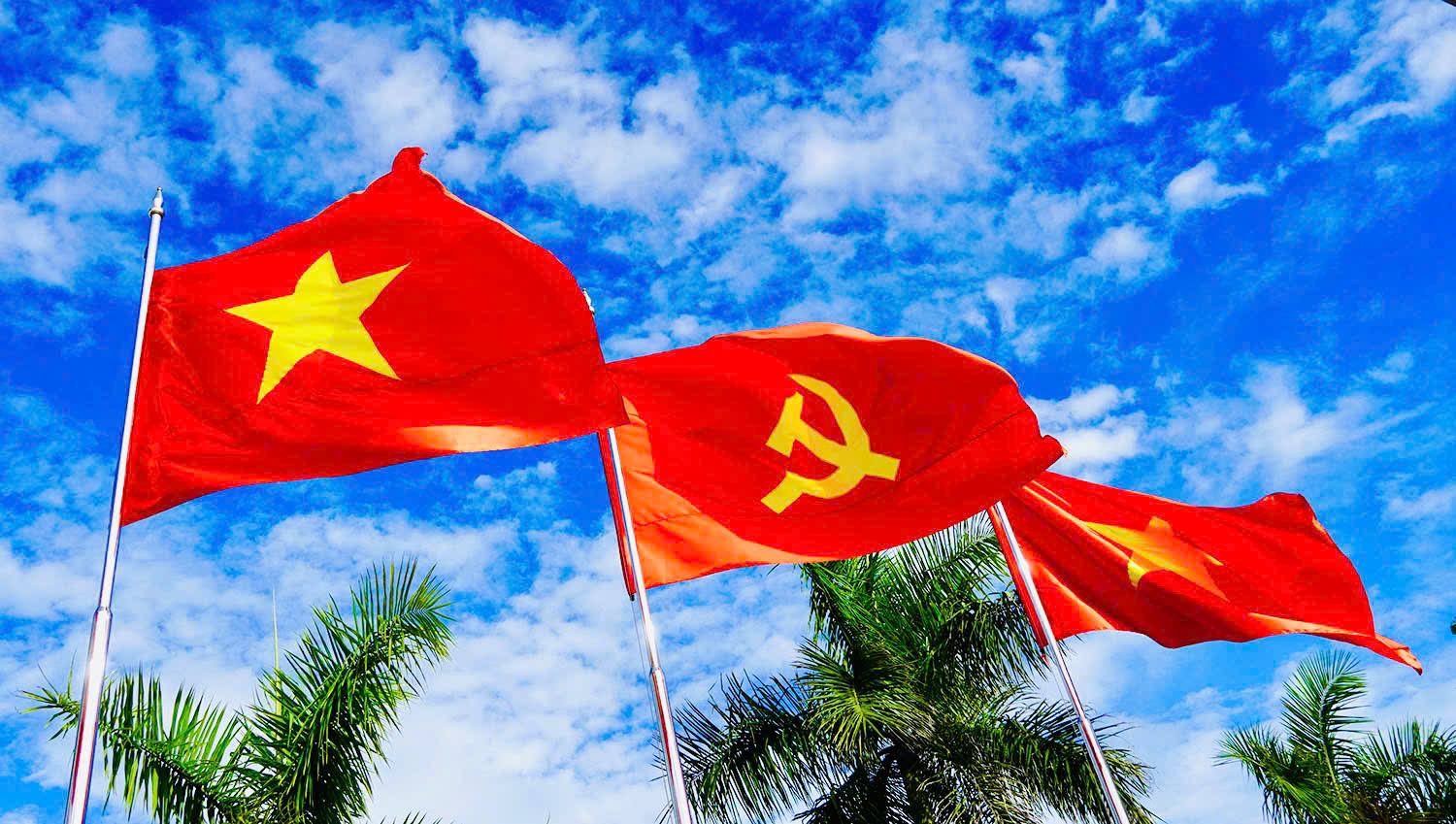 Treo cờ Tổ quốc - thể hiện lòng yêu nước, niềm tự hào dân tộc, ý thức trách nhiệm của mỗi người dân Nam Phù
