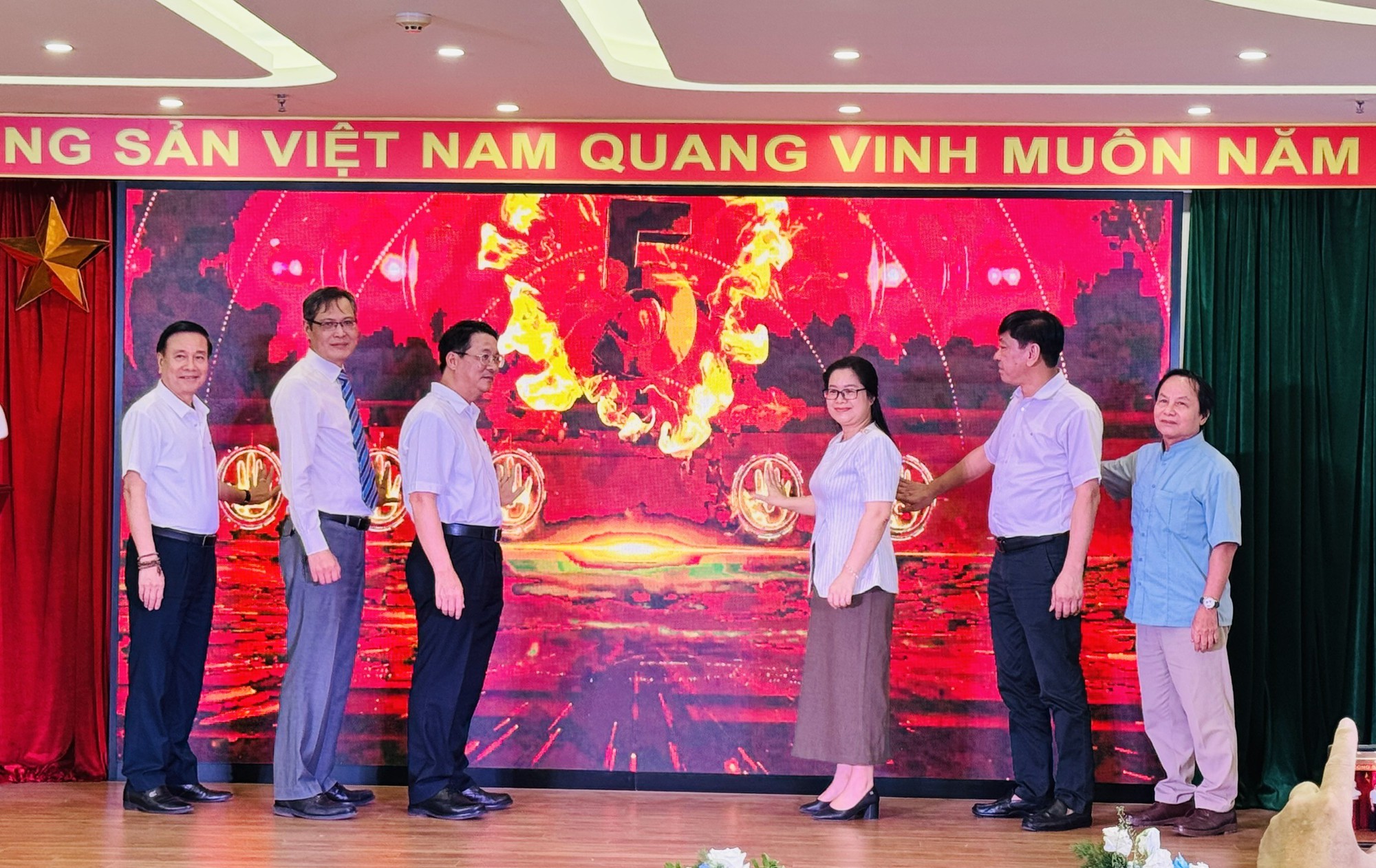 Phát động vẽ tranh thiếu nhi quốc tế “Em yêu Hà Nội - Thành phố vì hòa bình” năm 2025- Ảnh 1.