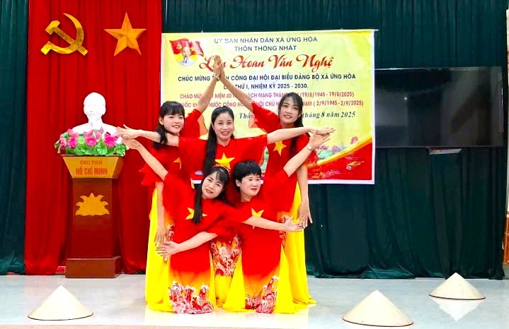 TƯNG BỪNG LIÊN HOAN VĂN NGHỆ CHÀO MỪNG ĐẠI HỘI ĐẢNG BỘ XÃ ỨNG HÒA LẦN THỨ I VÀ CÁC NGÀY LỄ LỚN CỦA DÂN TỘC- Ảnh 2.