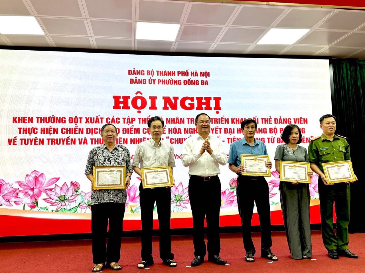 Đổi thẻ đảng viên gắn chip: Đống Đa làm việc 3 ca mỗi ngày- Ảnh 3.