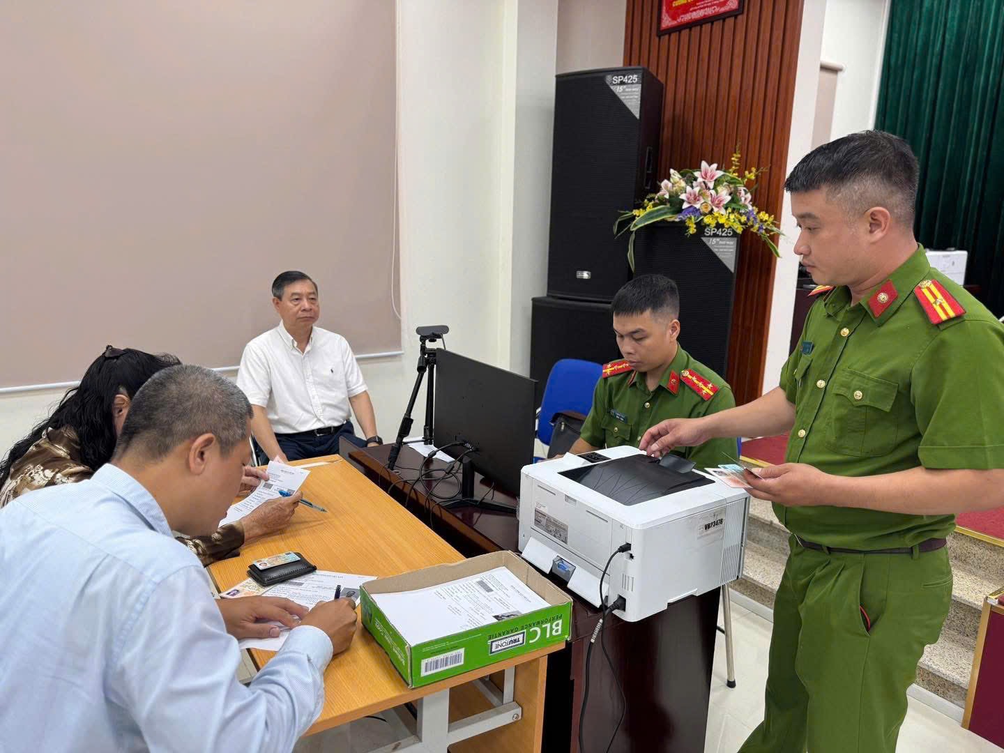 Đổi thẻ đảng viên gắn chip: Đống Đa làm việc 3 ca mỗi ngày- Ảnh 2.