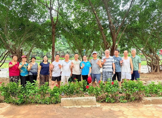 Hội Liên hiệp Phụ nữ phường Yên Hòa triển khai "Ngày chủ nhật xanh - chung tay xây dựng mô hình đoạn đường nở hoa"- Ảnh 4.