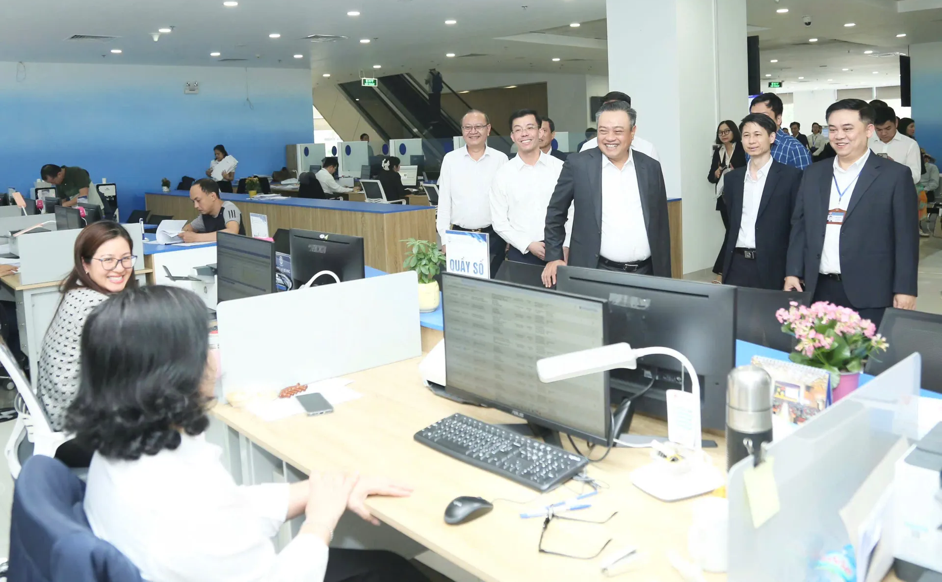 Ảnh có chứa trong nhà, trang phục, người, Tòa nhà văn phòng  Nội dung do AI tạo ra có thể không chính xác.