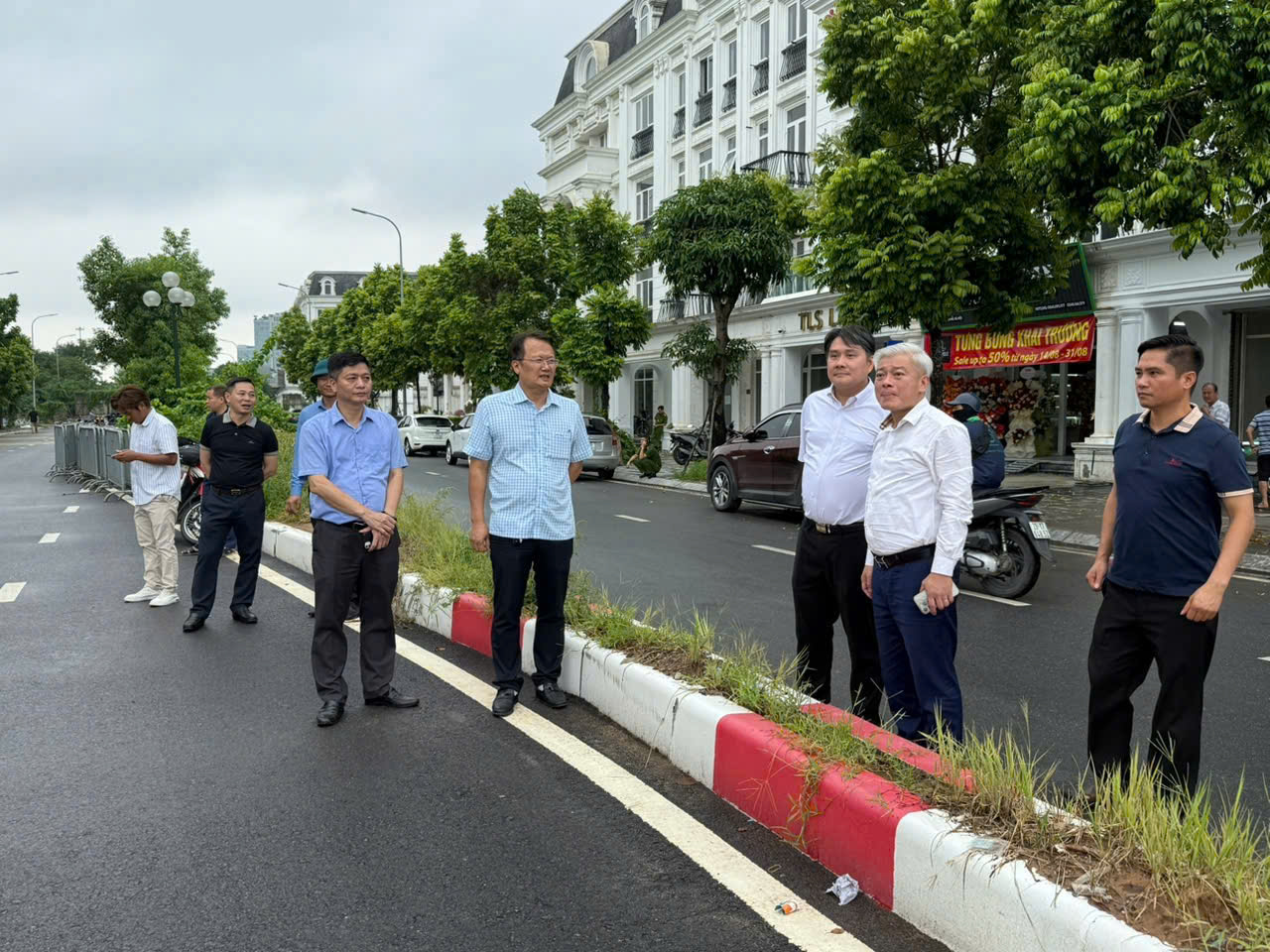 Phường Đại Mỗ ra quân xử lý các vi phạm về trật tự văn minh đô thị- Ảnh 1.