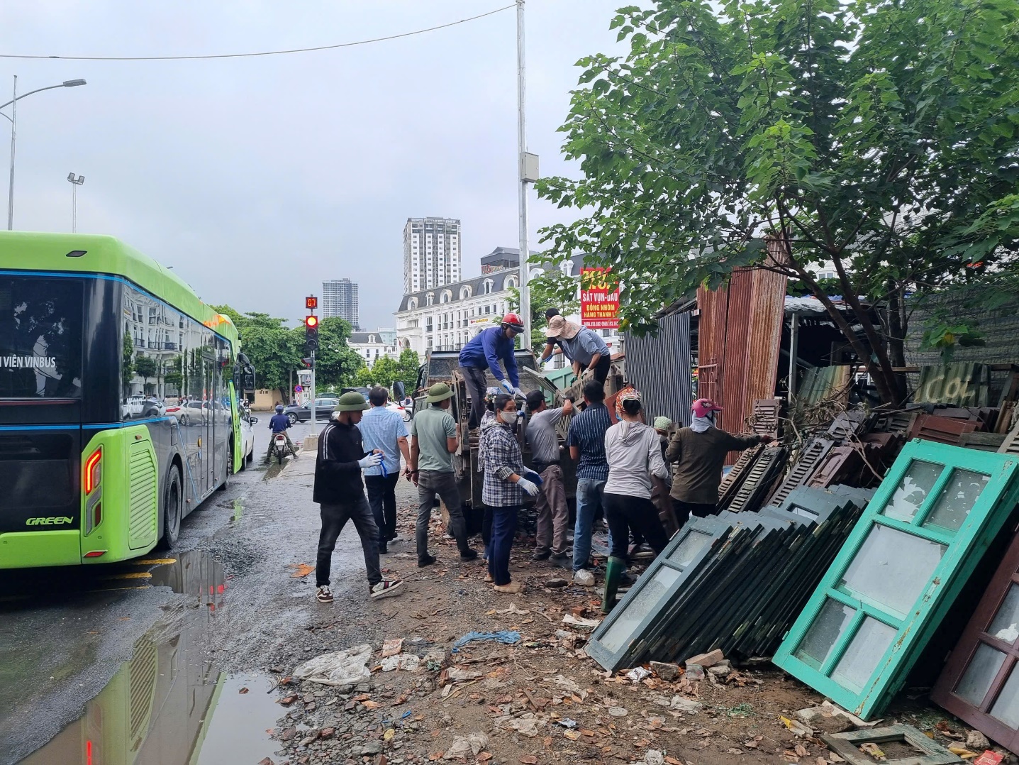 Phường Đại Mỗ ra quân xử lý các vi phạm về trật tự văn minh đô thị- Ảnh 3.