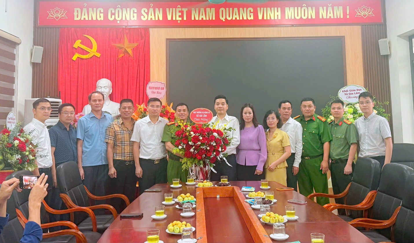 Lãnh đạo xã Gia Lâm chúc mừng Công an xã nhân kỷ niệm 80 năm Ngày truyền thống Công an nhân dân và 20 năm Ngày hội Toàn dân bảo vệ an ninh Tổ quốc- Ảnh 1.