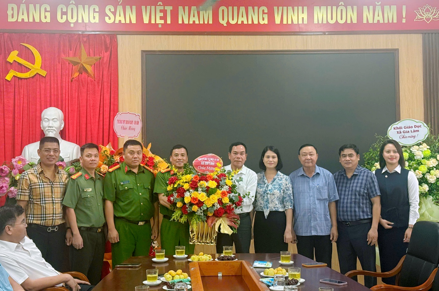 Lãnh đạo xã Gia Lâm chúc mừng Công an xã nhân kỷ niệm 80 năm Ngày truyền thống Công an nhân dân và 20 năm Ngày hội Toàn dân bảo vệ an ninh Tổ quốc- Ảnh 2.