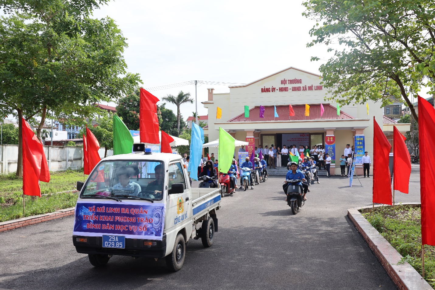 Mê Linh: Phát động phong trào "Toàn dân thi đua đổi mới sáng tạo và chuyển đổi số"; triển khai phong trào "Bình dân học vụ số"- Ảnh 5.