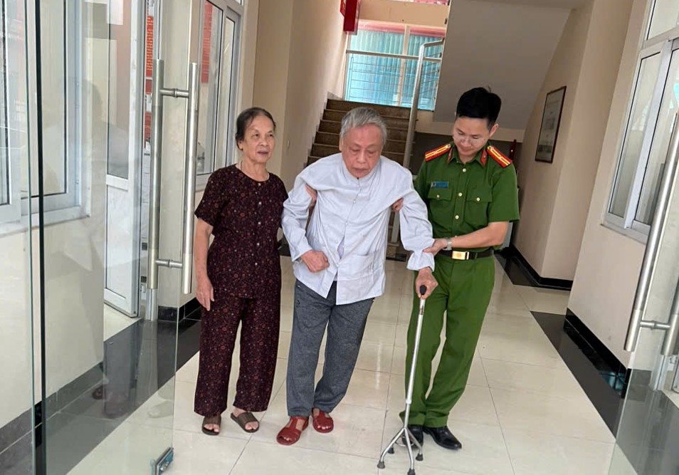 TINH THẦN TẬN TỤY, TRÁCH NHIỆM CỦA CÔNG AN XÃ YÊN LÃNG TRONG THỰC HIỆN NHIỆM VỤ ĐỔI THẺ ĐẢNG VIÊN.- Ảnh 1.