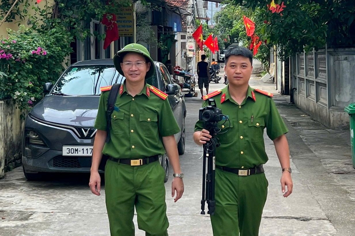TINH THẦN TẬN TỤY, TRÁCH NHIỆM CỦA CÔNG AN XÃ YÊN LÃNG TRONG THỰC HIỆN NHIỆM VỤ ĐỔI THẺ ĐẢNG VIÊN.- Ảnh 2.