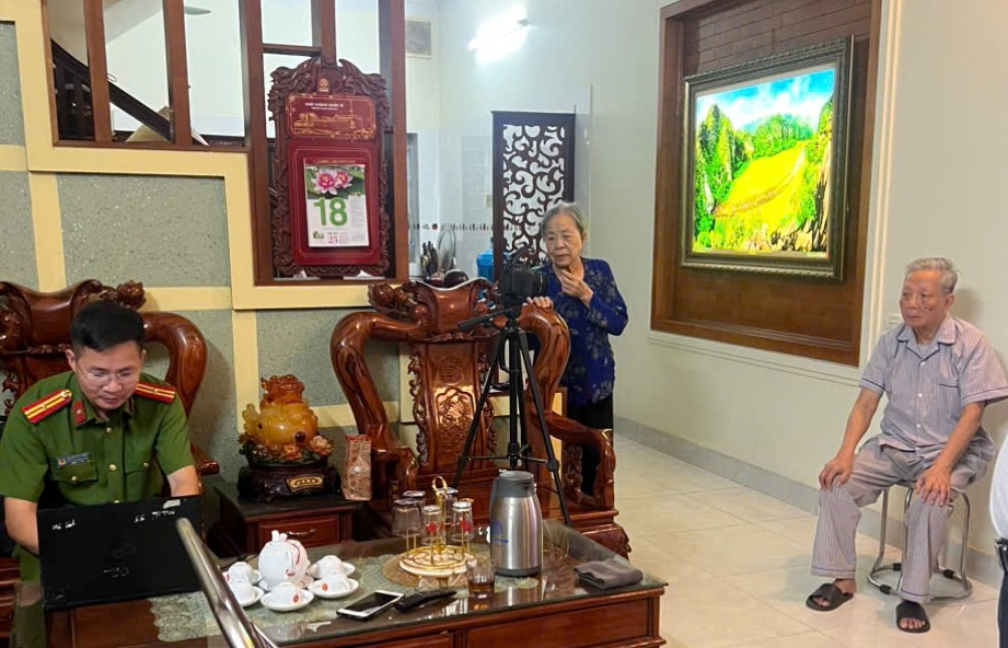 TINH THẦN TẬN TỤY, TRÁCH NHIỆM CỦA CÔNG AN XÃ YÊN LÃNG TRONG THỰC HIỆN NHIỆM VỤ ĐỔI THẺ ĐẢNG VIÊN.- Ảnh 4.