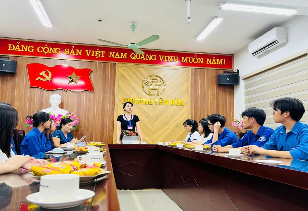 Phát huy tinh thần thanh niên xung kích tham gia hỗ trợ hoạt động chuyển đổi số trên địa bàn phường- Ảnh 1.