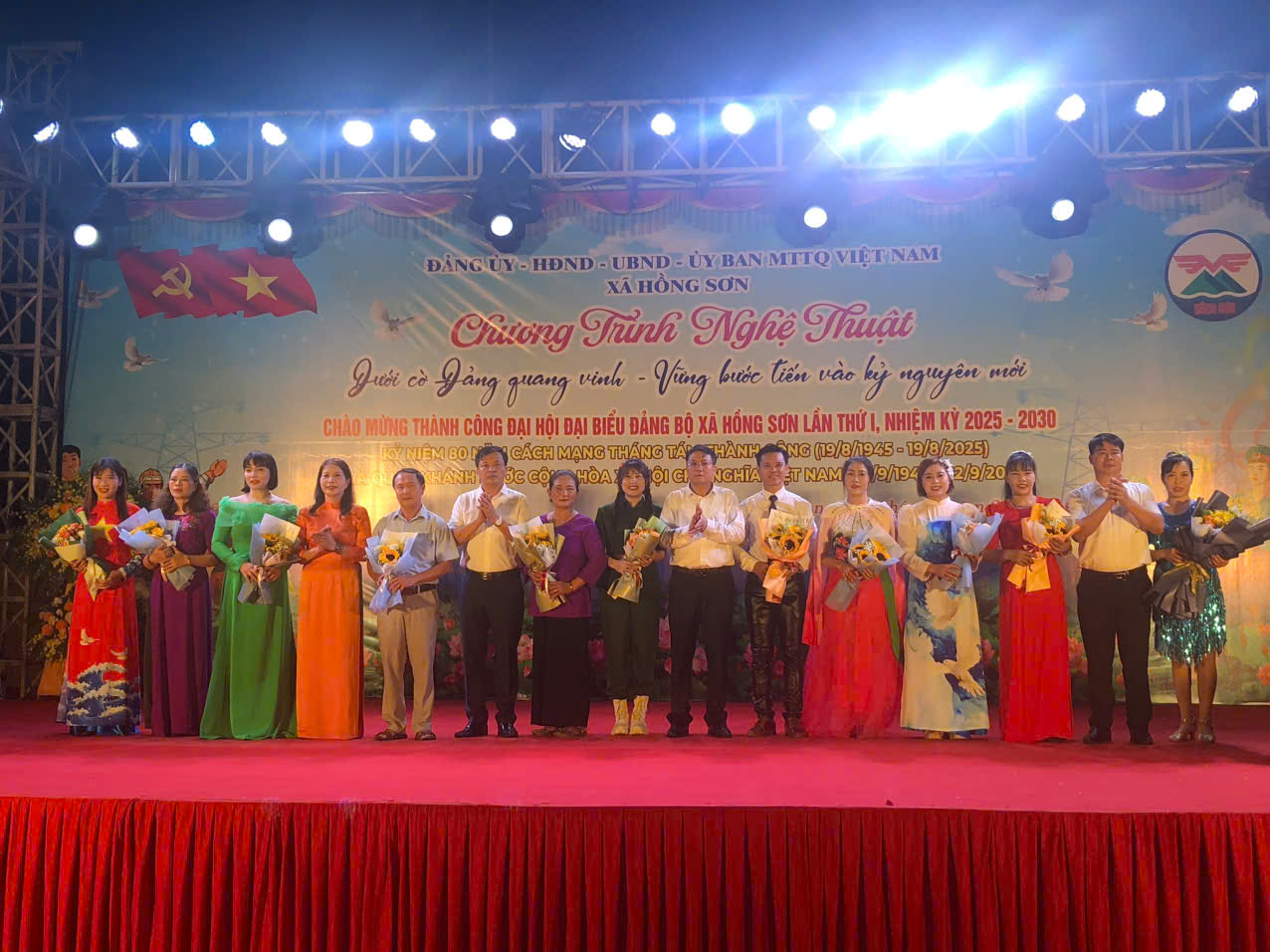 Ấn tượng chương trình nghệ thuật Chào mừng thành công Đại hội Đảng bộ xã Hồng Sơn lần thứ Nhất, nhiệm kỳ 2025 - 2030- Ảnh 1.