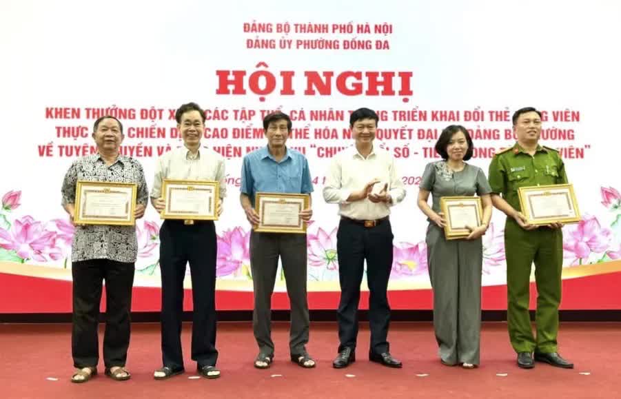 Phường Đống Đa triển khai cao điểm cấp đổi Thẻ đảng viên gắn chip- Ảnh 3.