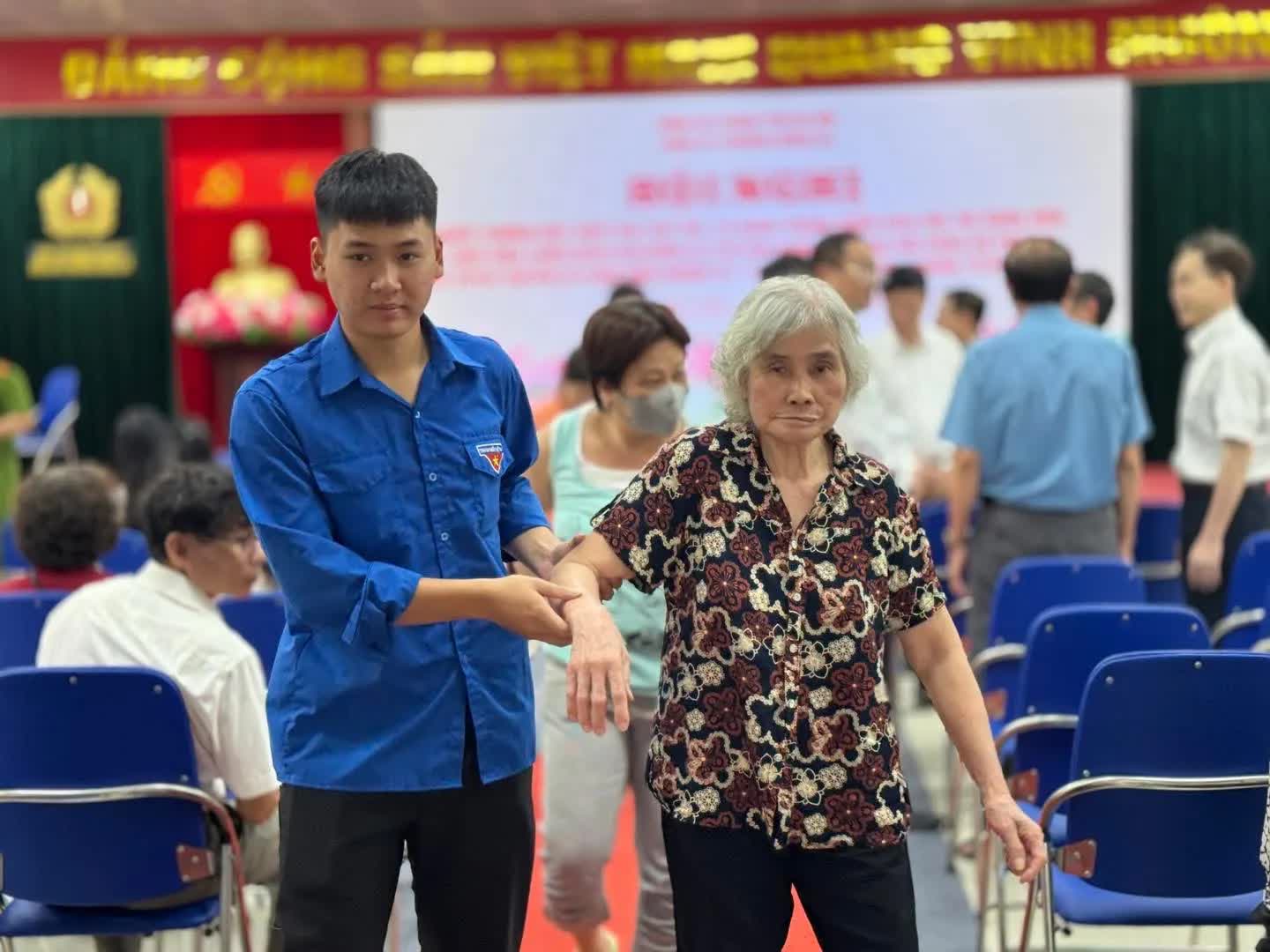 Phường Đống Đa triển khai cao điểm cấp đổi Thẻ đảng viên gắn chip- Ảnh 4.