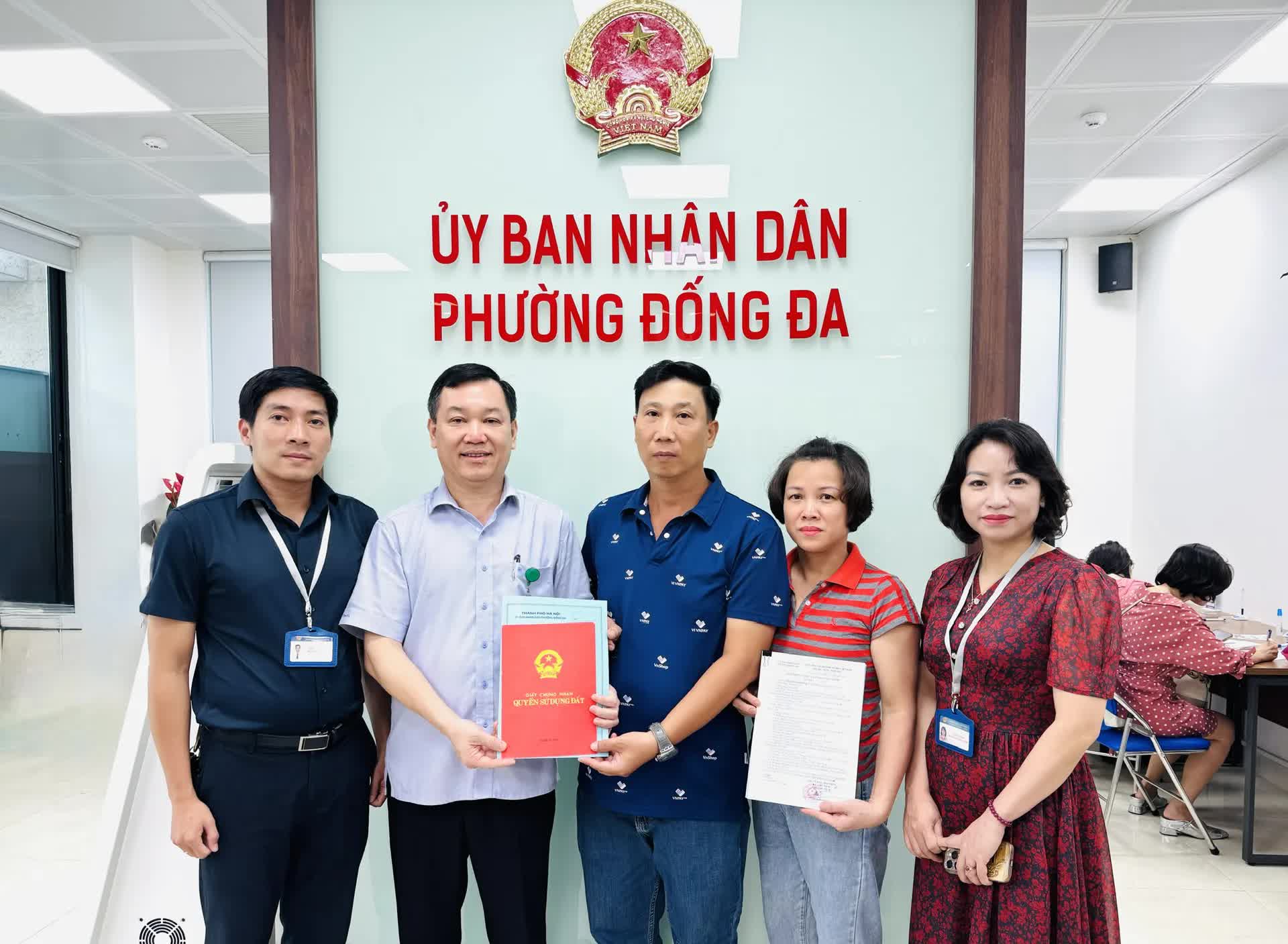 Phường Đống Đa trao giấy phép xây dựng đầu tiên sau khi vận hành mô hình chính quyền mới- Ảnh 1.